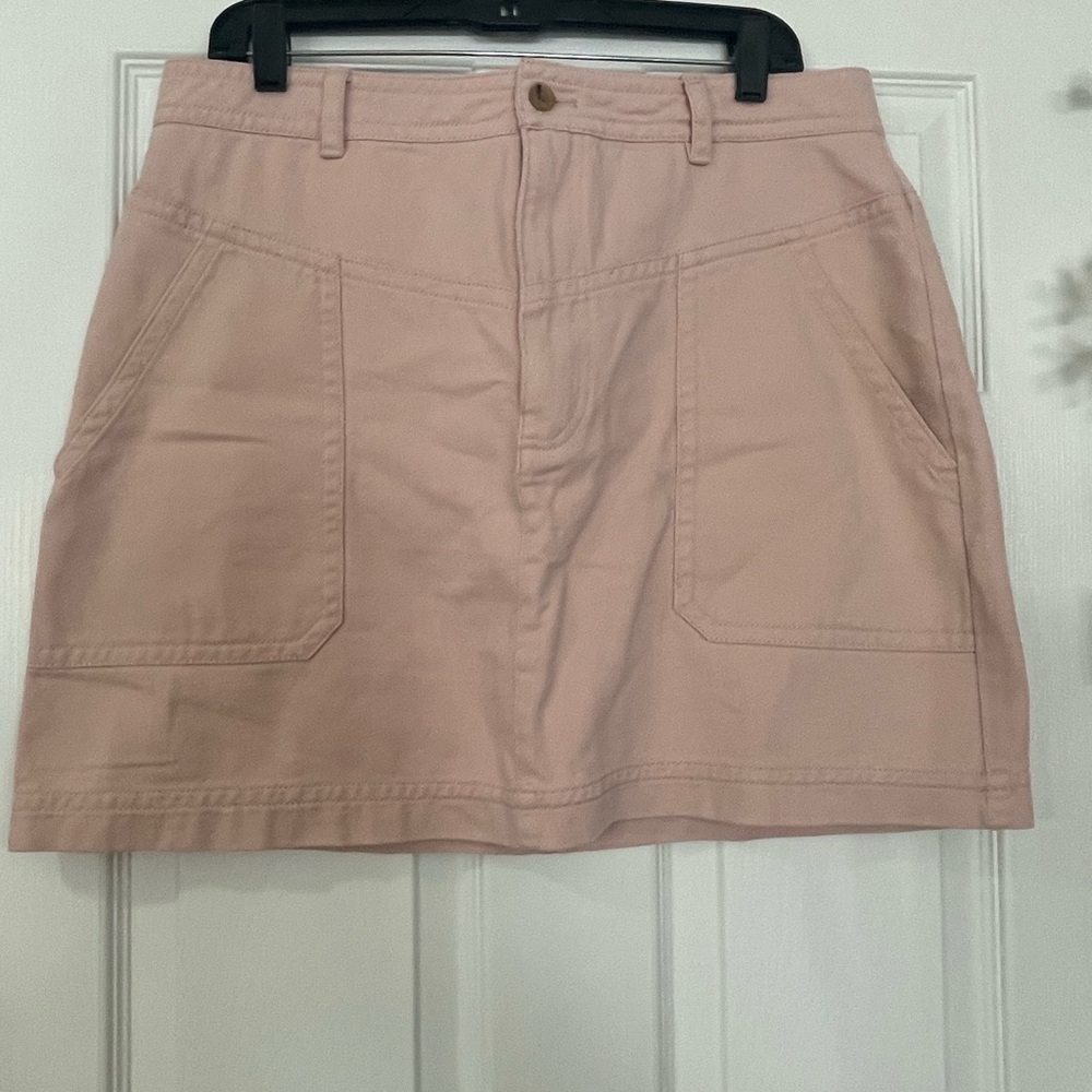 Banana Republic Light Pink Denim Skirt with Front Pockets.